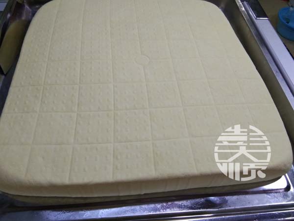 熊老板在技術(shù)員指導下做出滿意產(chǎn)品